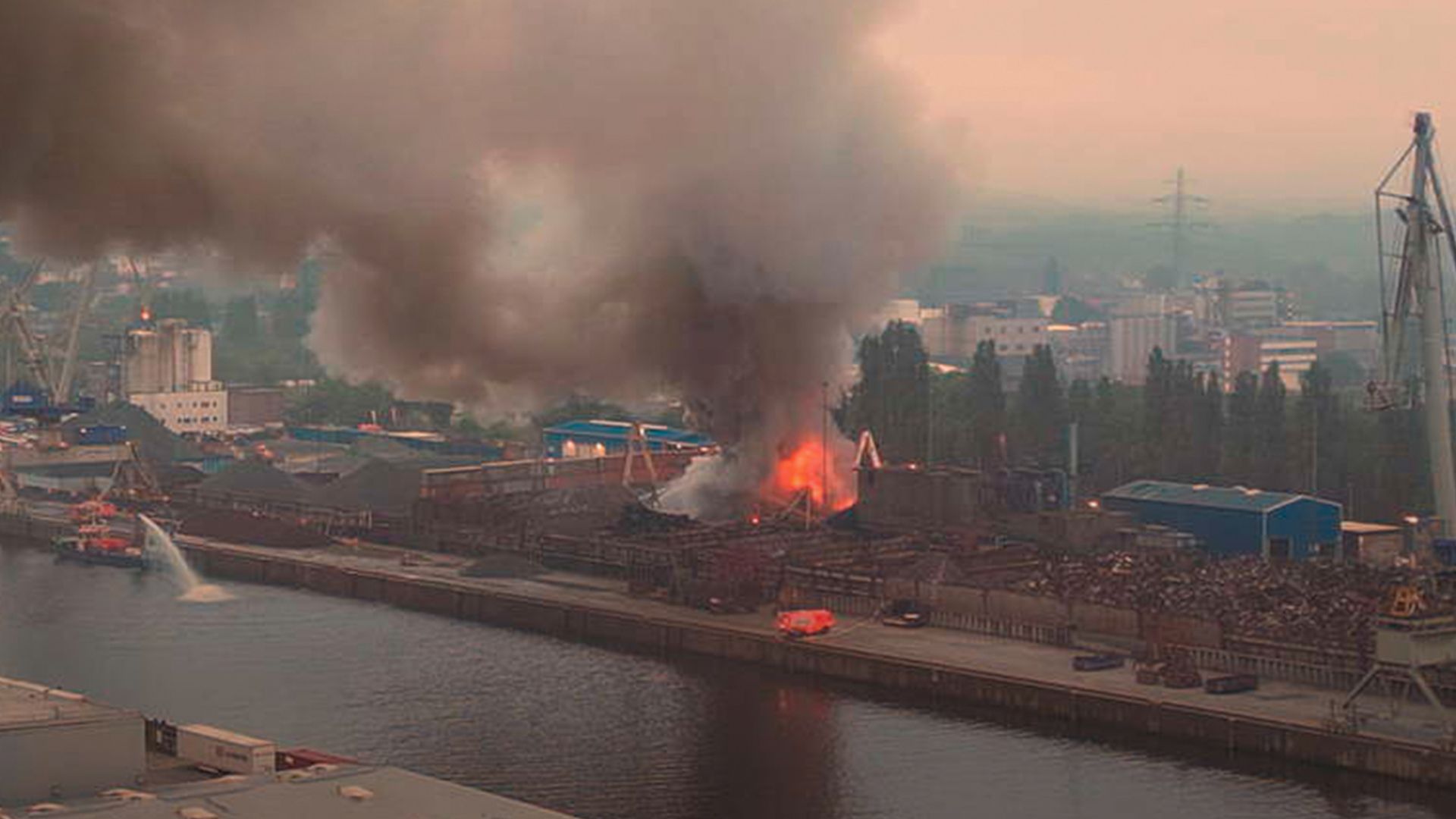 В порту Гамбурга масштабный пожар