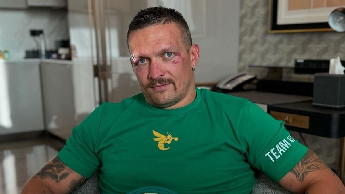 Сини Усика попозували з чемпіонськими поясами - фото