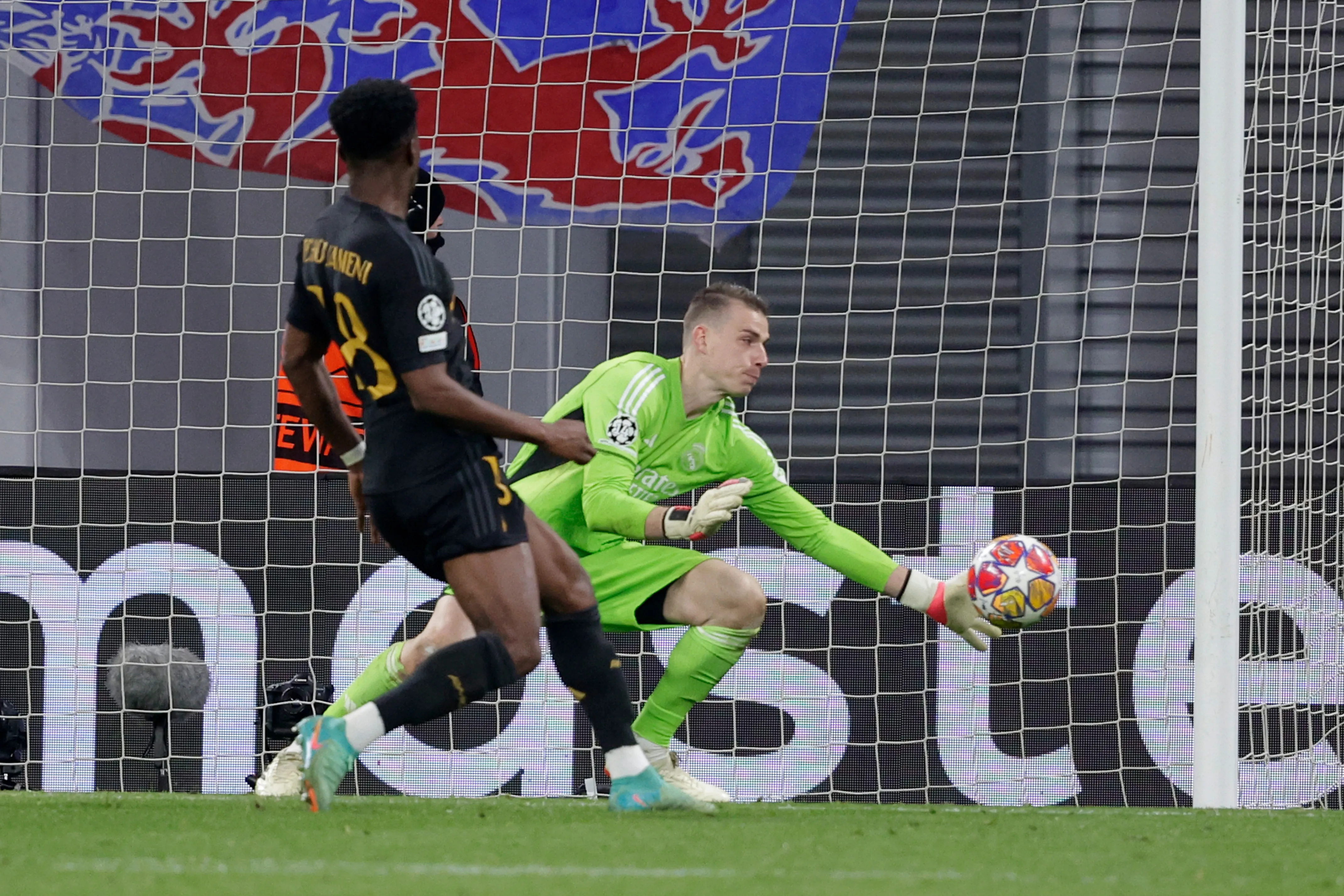 Лунин в матче против Лейпцига Лунин в матче против Лейпцига