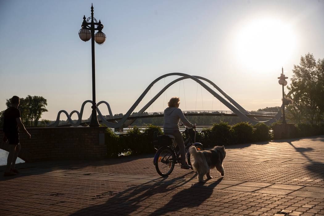 В на столичной набережной открыли мост-волну