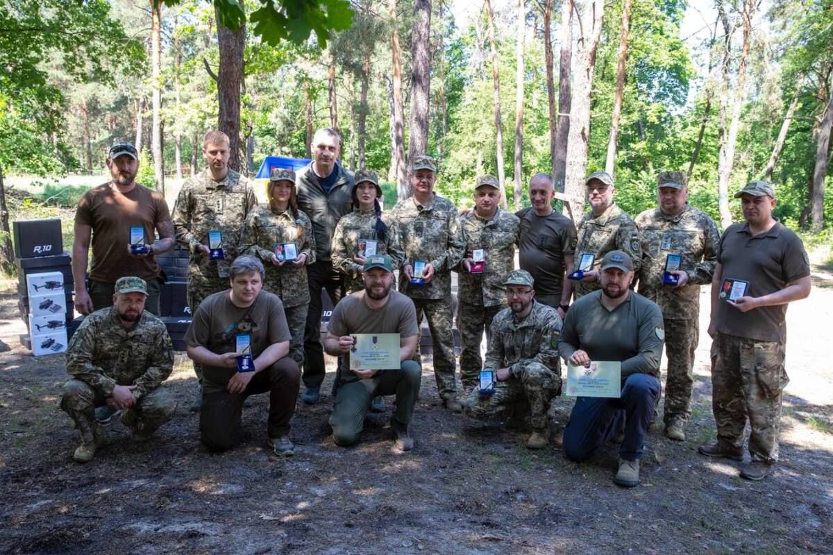 Мер Києва привіз на фронт велику партію дронів від громади Мер Києва привіз на фронт велику партію дронів від громади