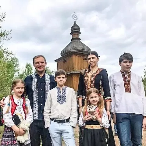 Олег Скрипка с женой и детьми