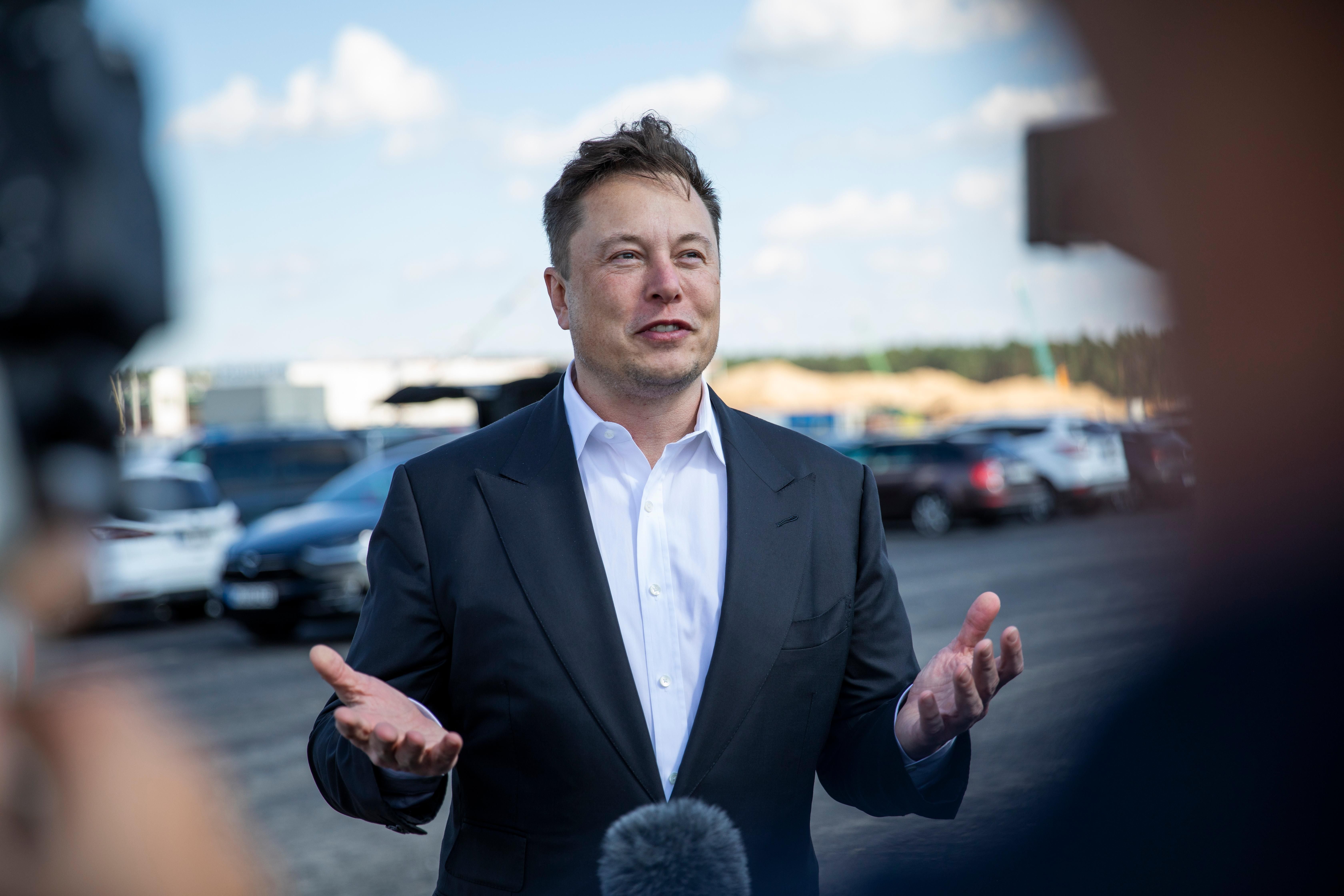 Маск наносит ущерб репутации Tesla Маск наносит ущерб репутации Tesla