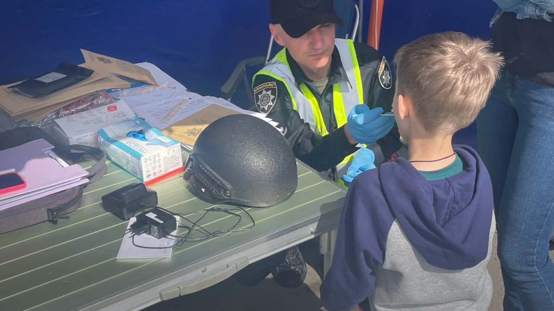 8-річний хлопчик здає тест ДНК, аби опізнали його батька, який зник після удару Росії по "Епіцентру"