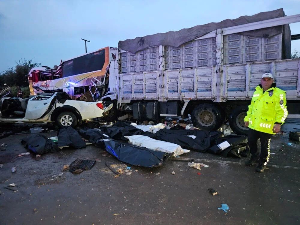 В Турции столкнулись автобус, грузовик и легковушки