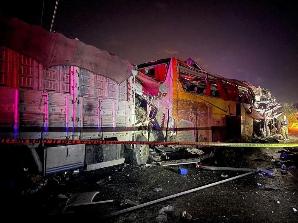 В Турции пассажирский автобус въехал в несколько автомобилей