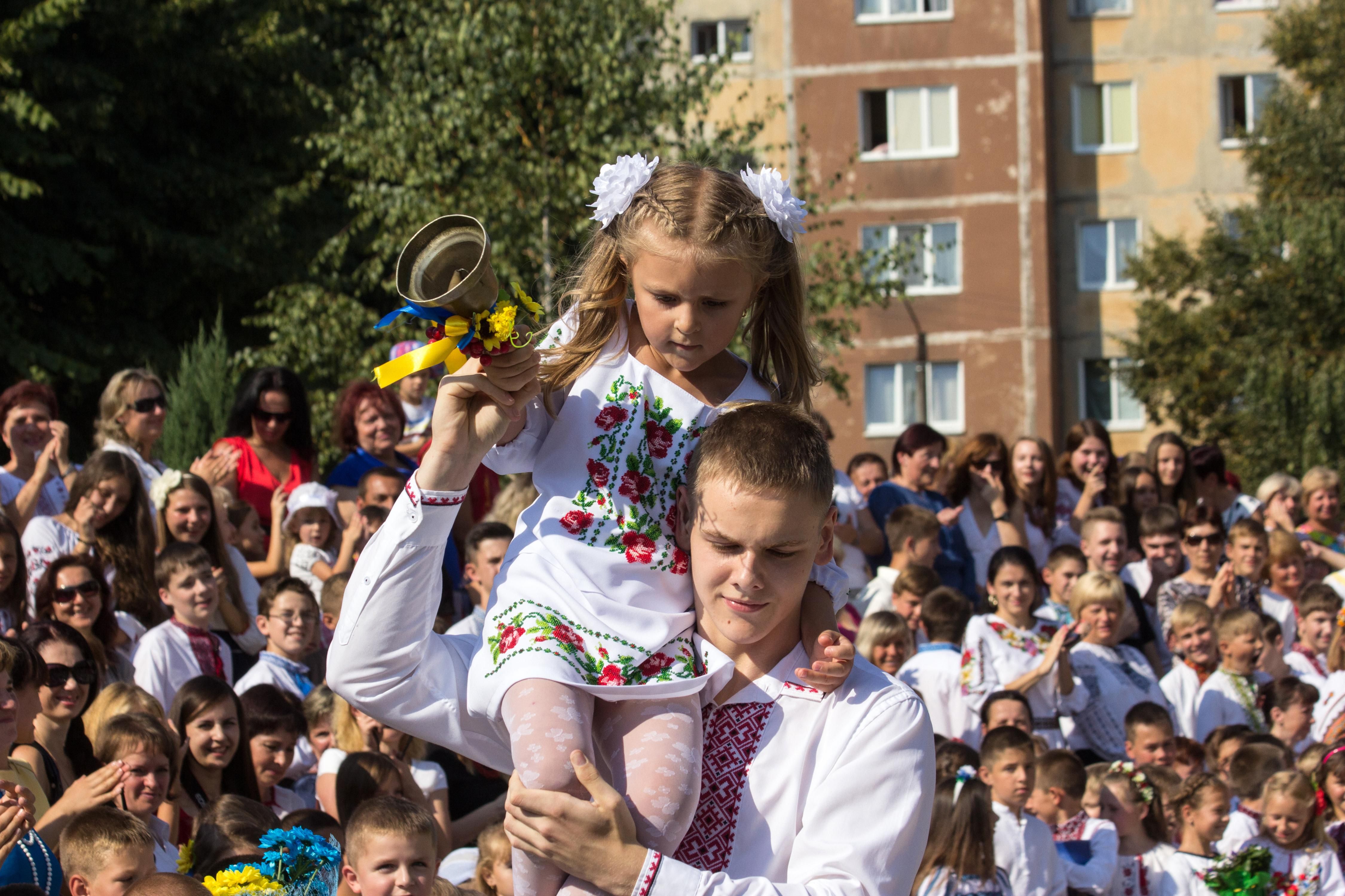 Останній дзвоник 2024 - дата - коли в Україні прощання зі школою у різних містах 