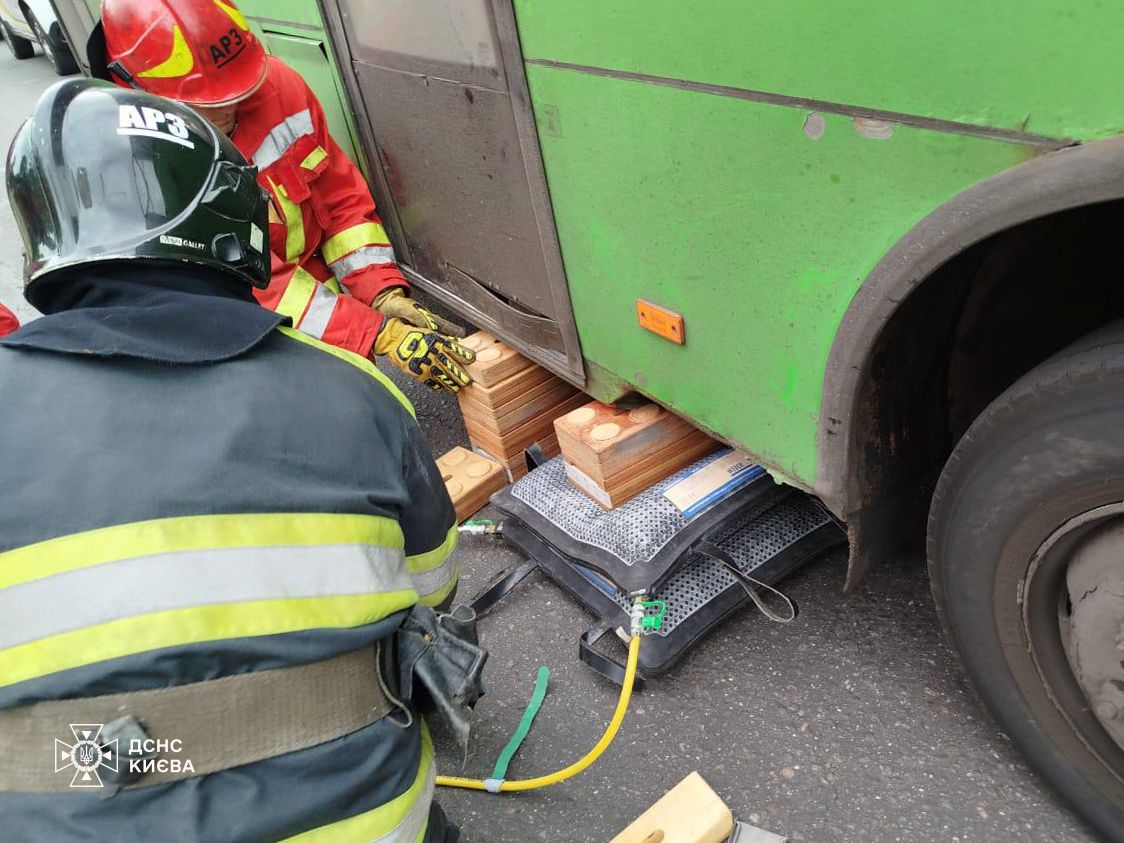 У Києві людину затисло під автобусом