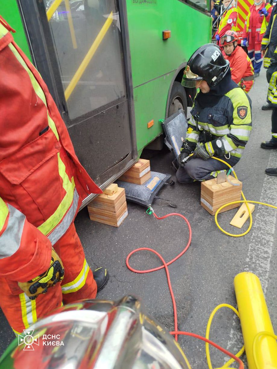 У під колесами київської маршрутки загинув чоловік