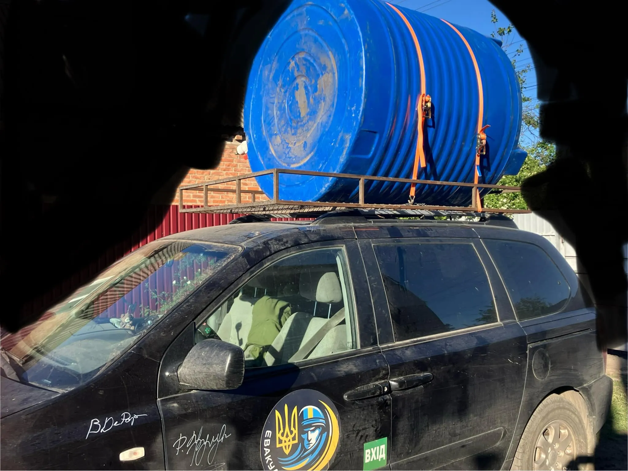 Волонтеры обеспечивают Северск водой Волонтеры обеспечивают Северск водой