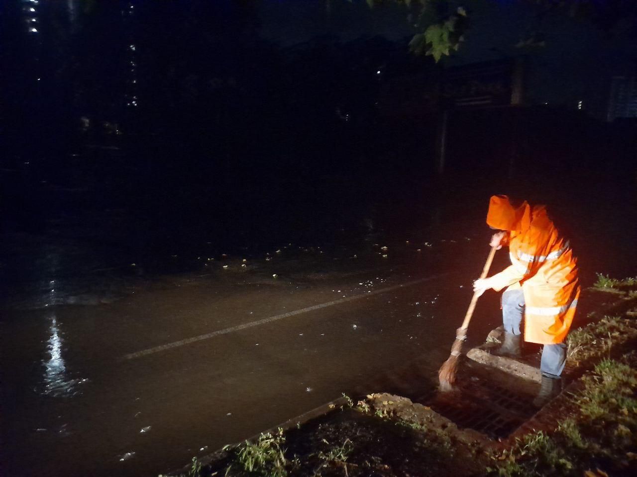 Комунальники ліквідовують наслідки зливи в Одесі