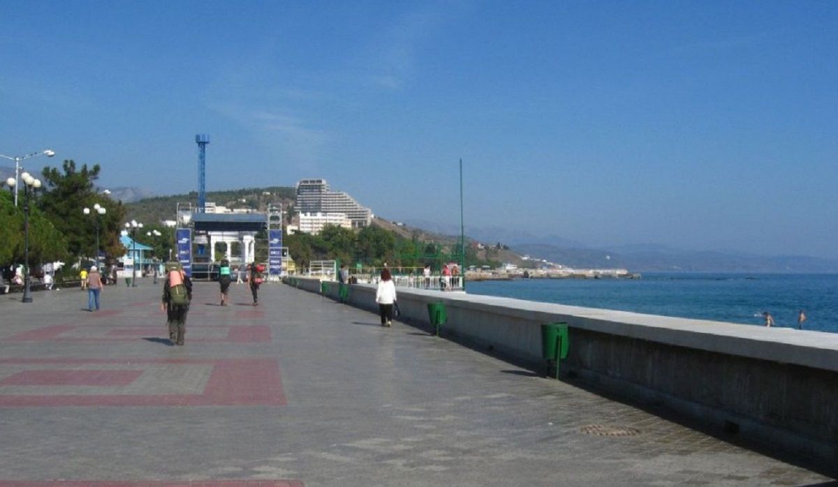 В Крыму на набережной Алушты зарезали двух военнослужащих