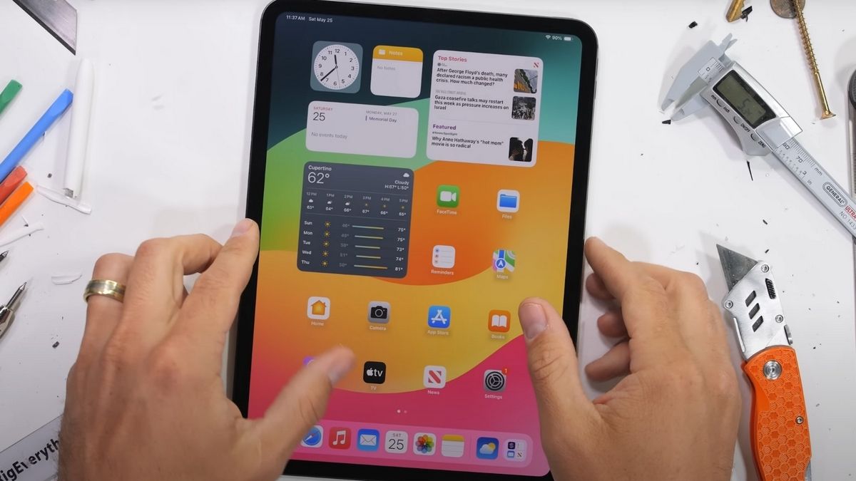 Блогер уничтожил новые планшеты iPad Pro в тесте на прочность Блогер уничтожил новые планшеты iPad Pro в тесте на прочность