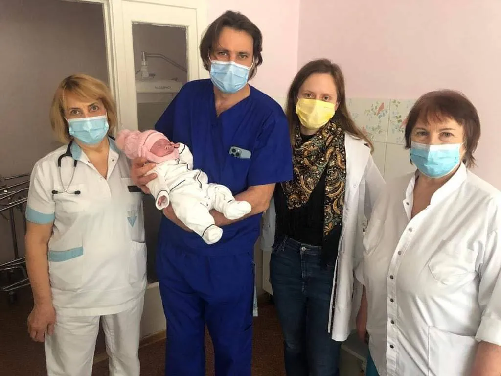 Мама і немовля робить усе можливе, аби врятувати малечу Мама і немовля робить усе можливе, аби врятувати малечу