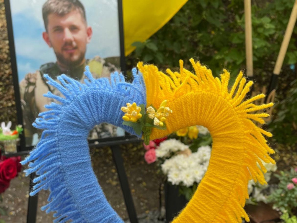 Учитель Руслан Циганков зворушив подарунком від учнів для загиблого Павла Петриченка Учитель Руслан Циганков зворушив подарунком від учнів для загиблого Павла Петриченка