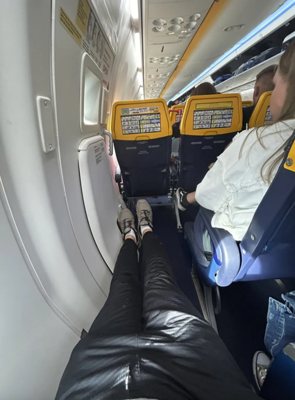 Место имеет огромное пространство для ног Место имеет огромное пространство для ног