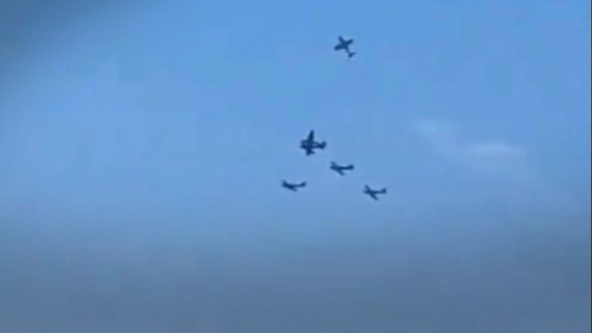 В Португалии на авиашоу столкнулись 2 самолета В Португалии на авиашоу столкнулись 2 самолета