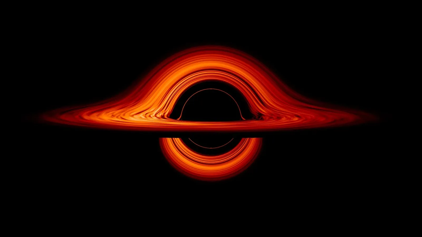 Из-за гравитационных отклонений свет огибает черную дыру так, что для наблюдателя кажется, будто ее задний край приподнят кверху