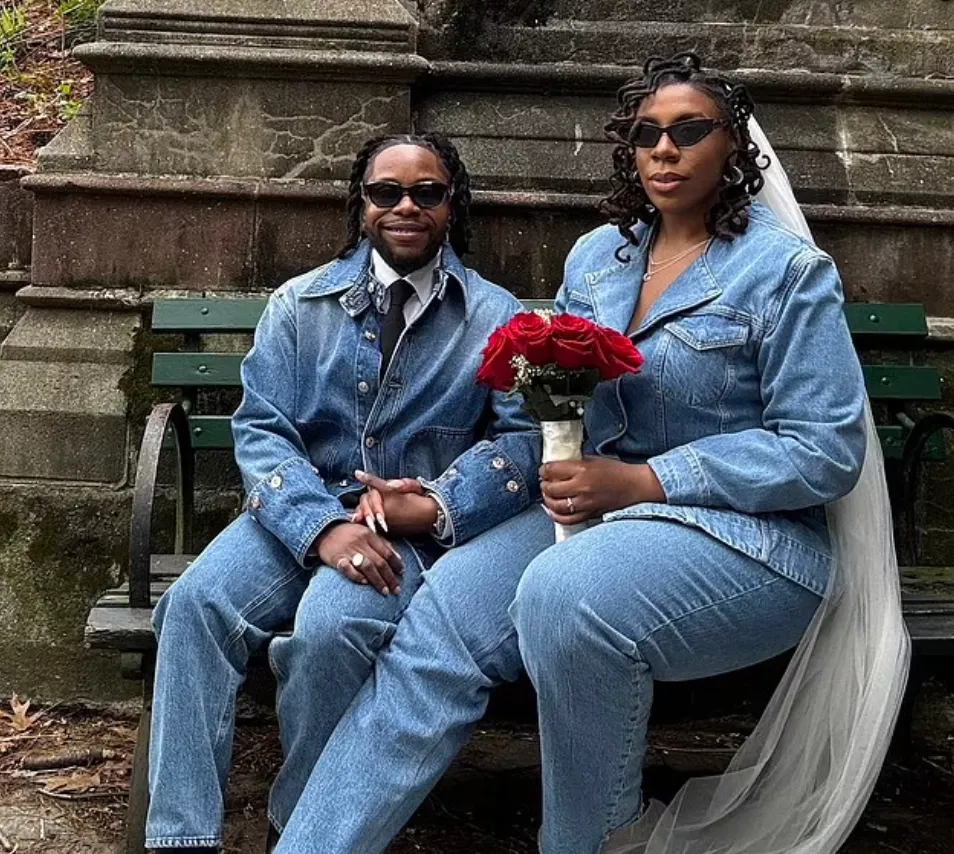 Влюбленным все равно на мнение других людей Влюбленным все равно на мнение других людей