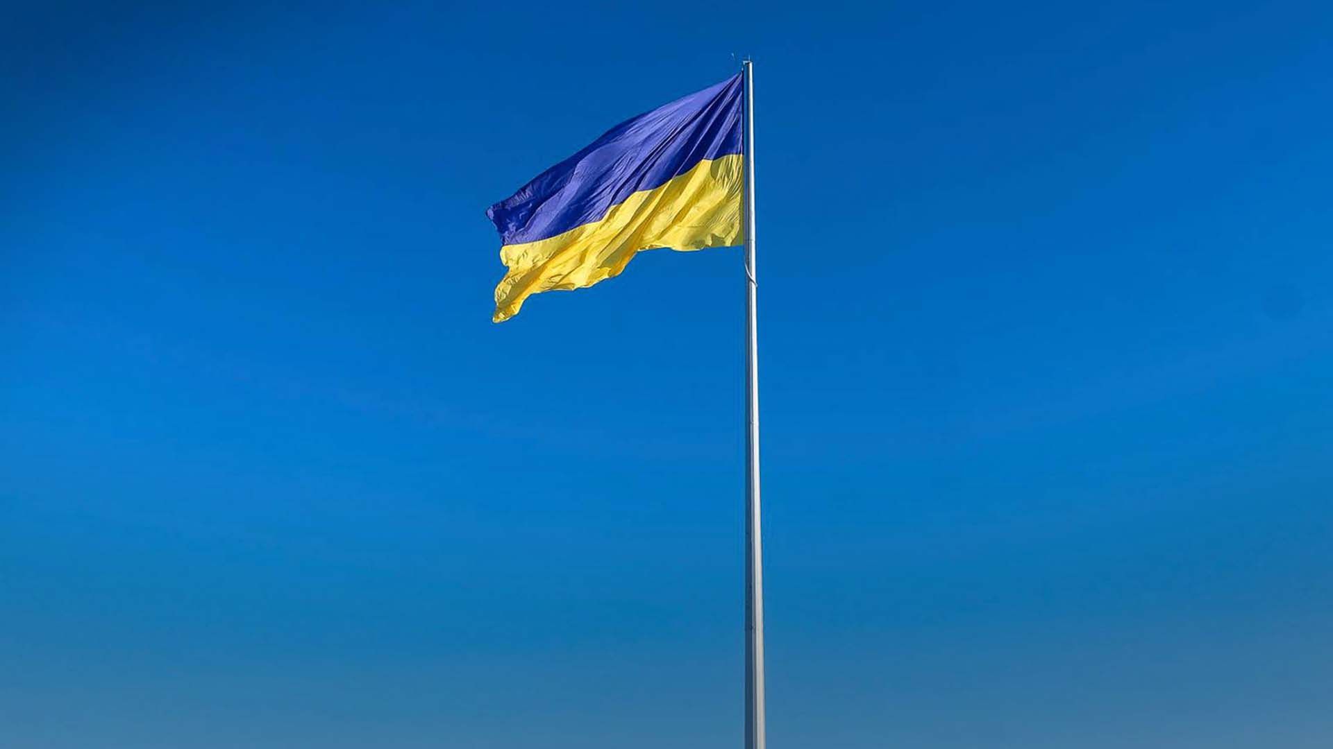 В Латвии подвыпившие туристы сорвали флаг Украины