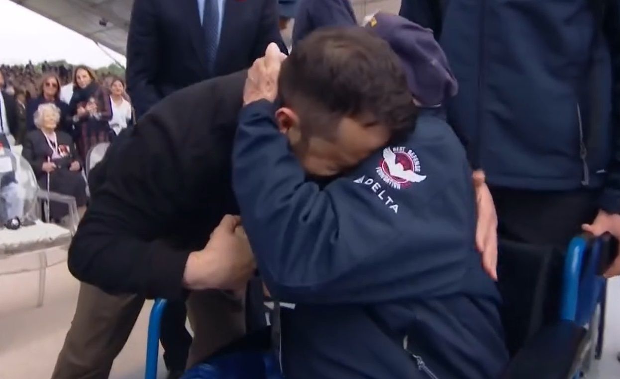 Зеленский пообщался с ветераном в Нормандии Зеленский пообщался с ветераном в Нормандии