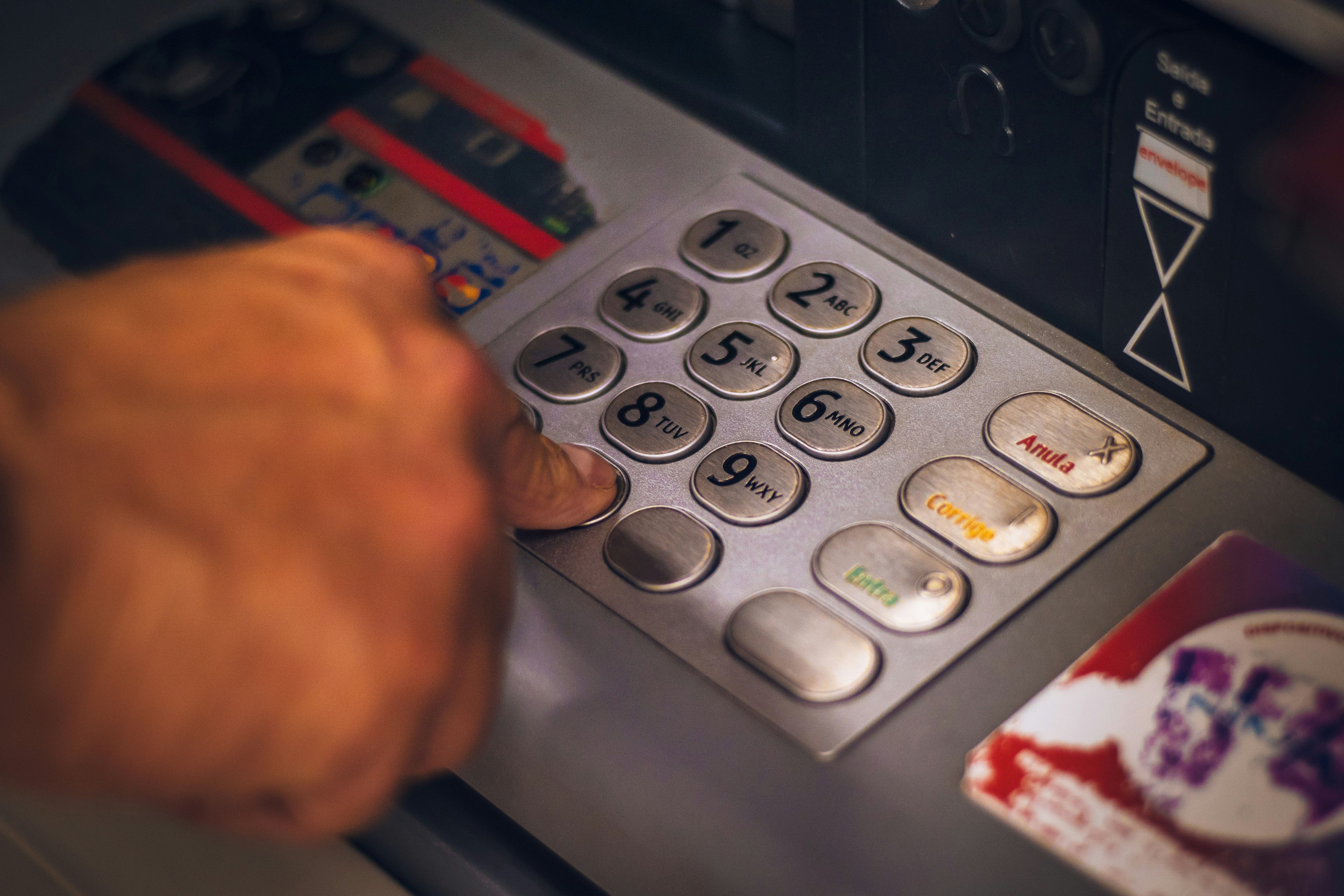 Где снять деньги без света - работают ли банкоматы во время отключений