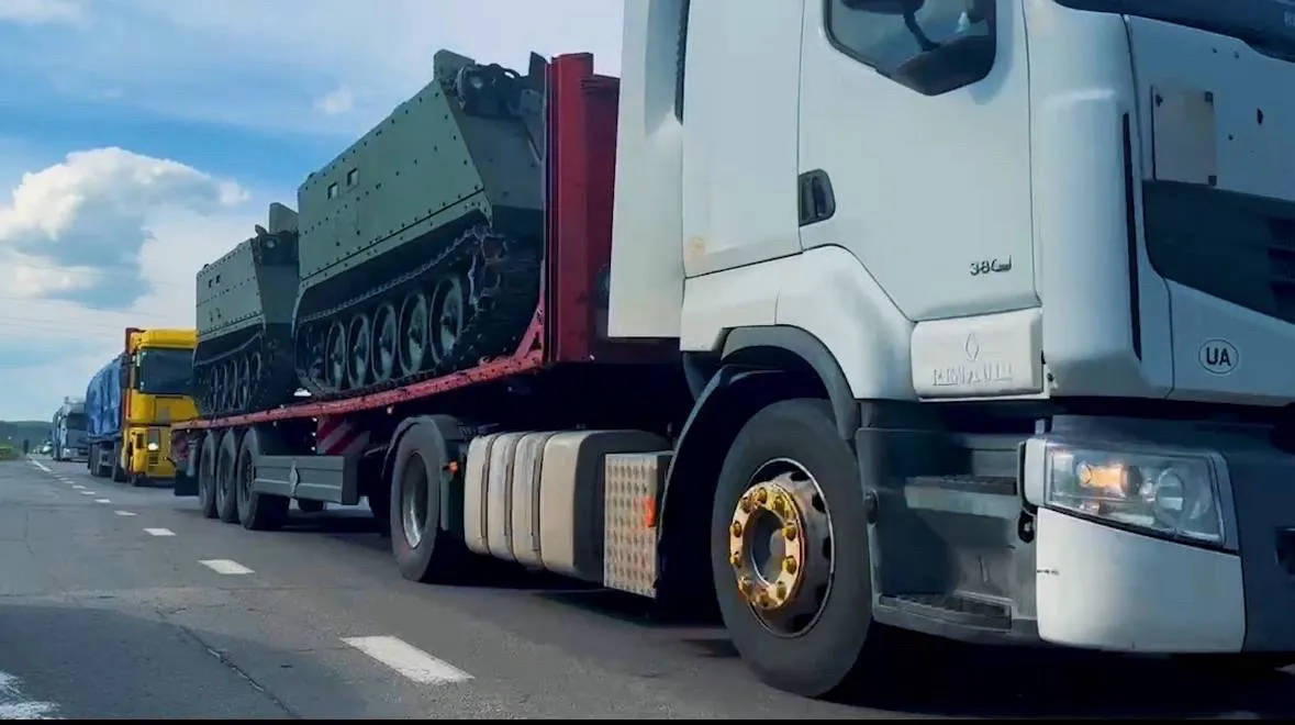 Украинская бронетехника передала военным бронетранспортеры