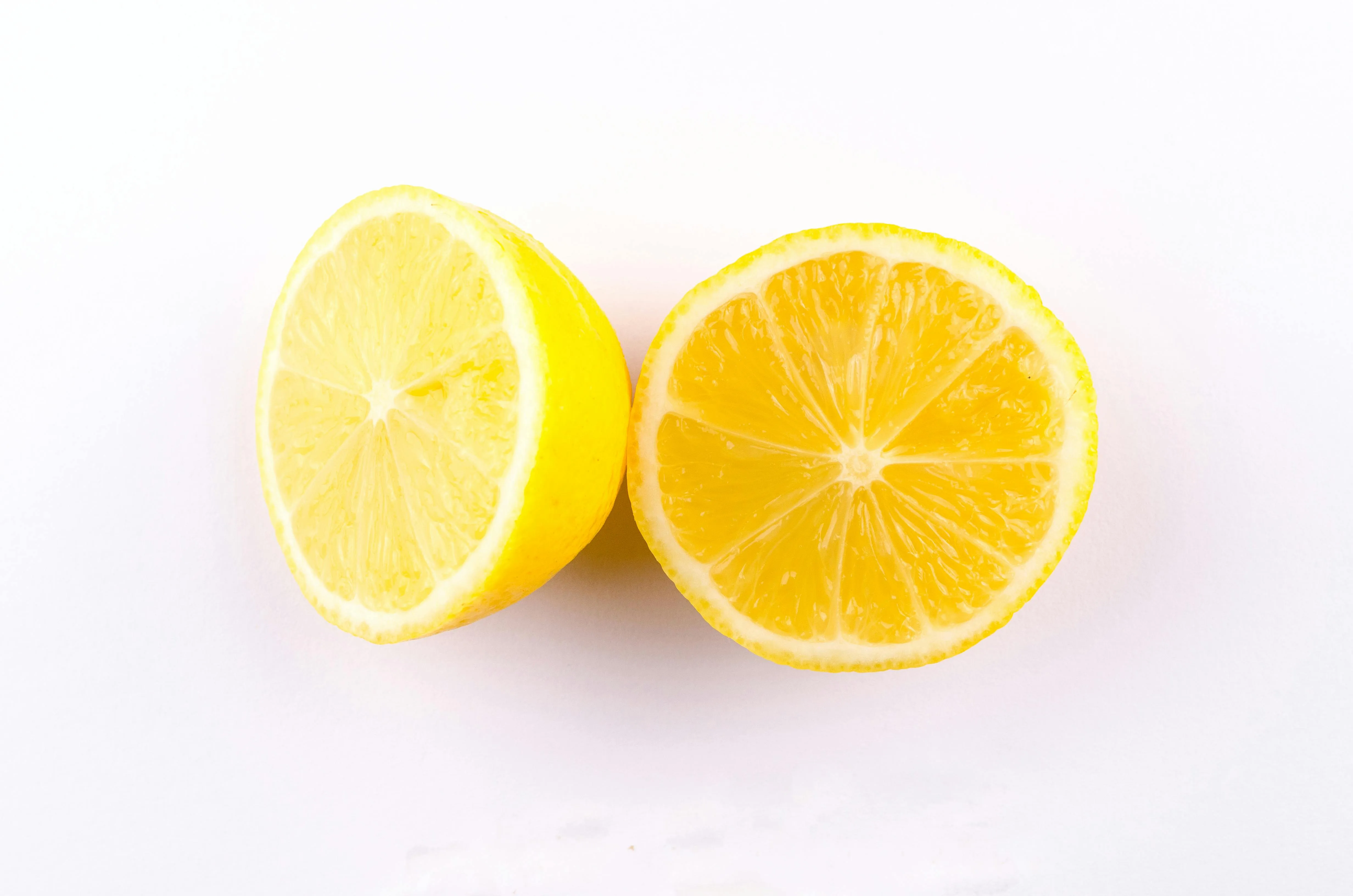 Лимон отчистит пятно от ягоды