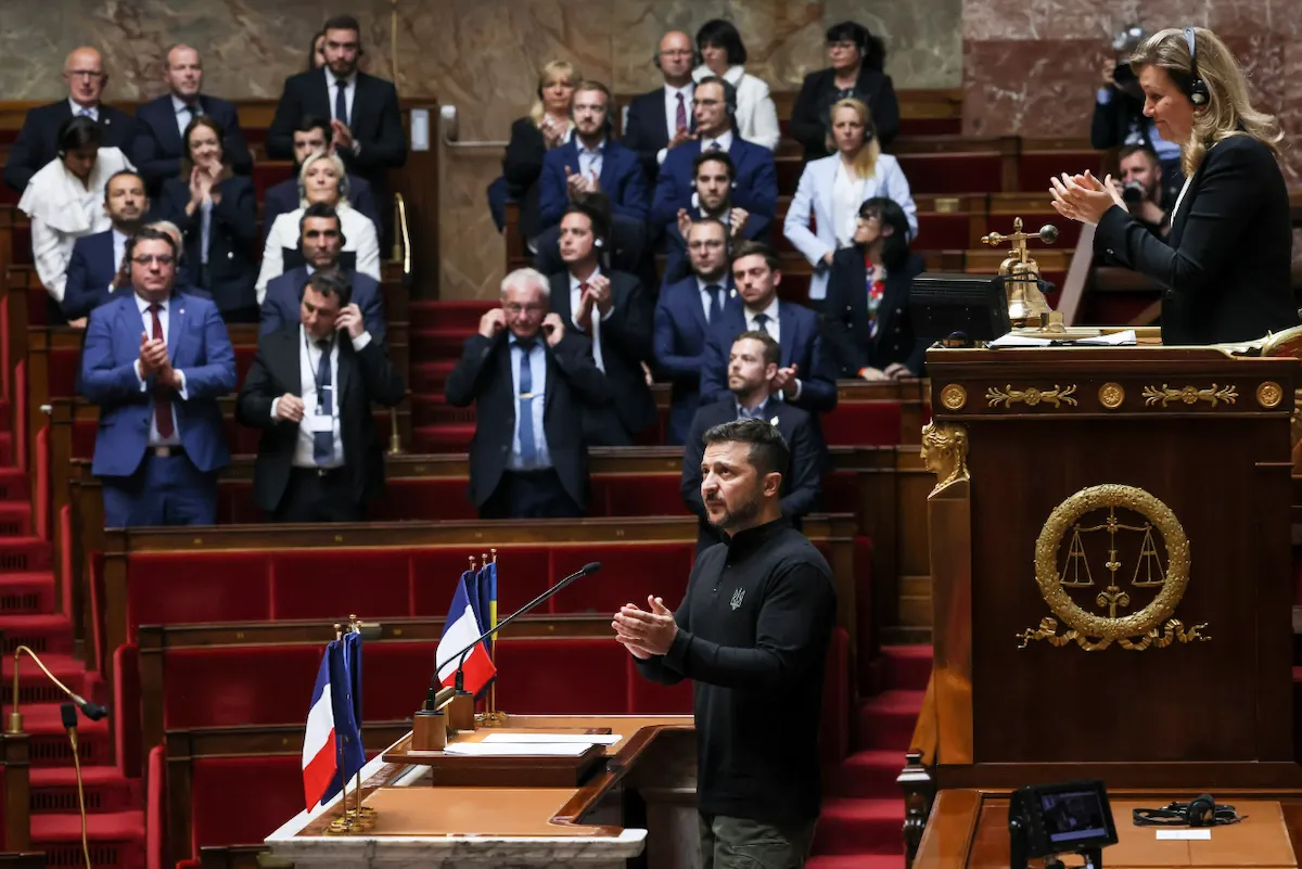 Ле Пен аплодирует Зеленскому Ле Пен аплодирует Зеленскому