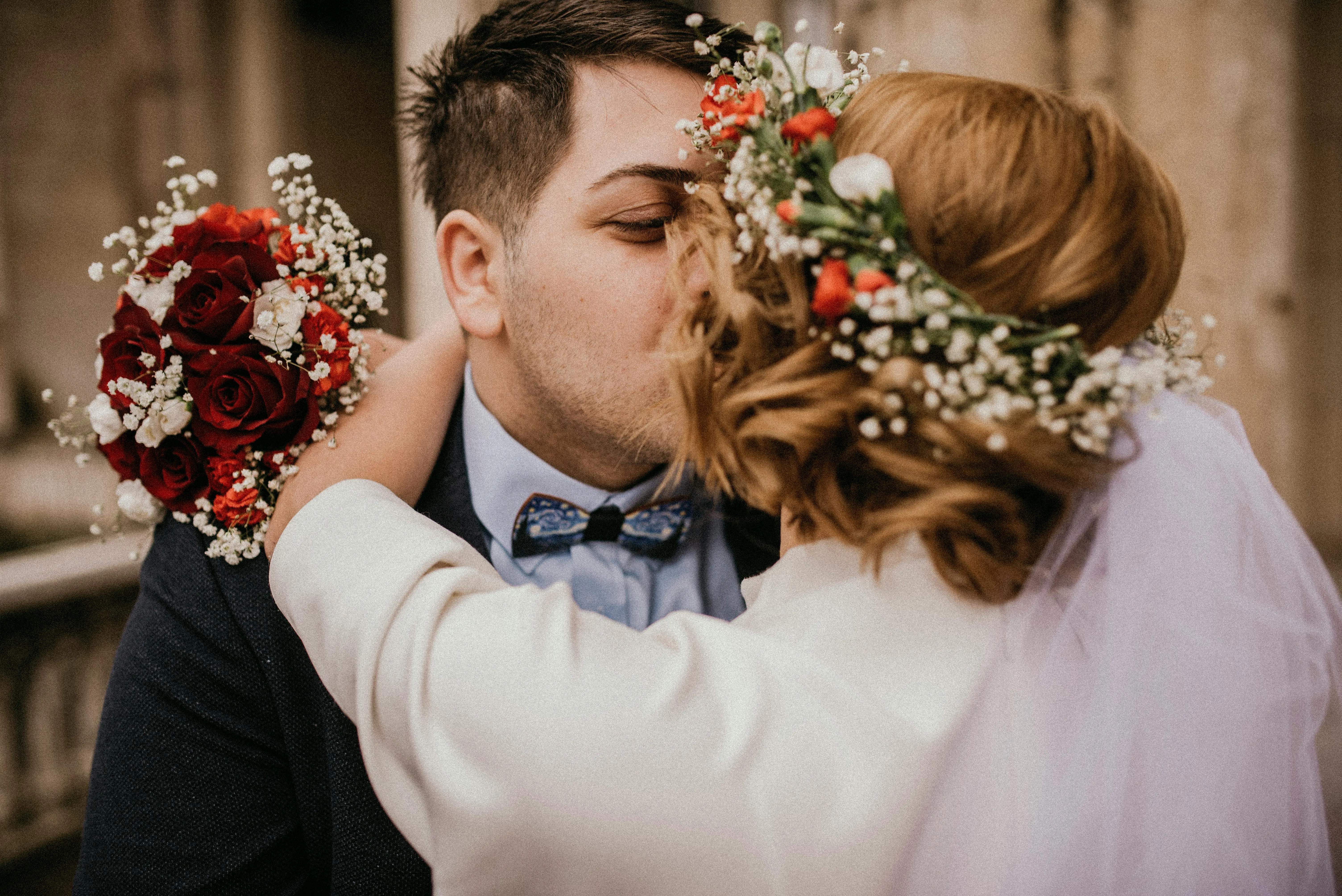 Наречені цілуються на весіллі