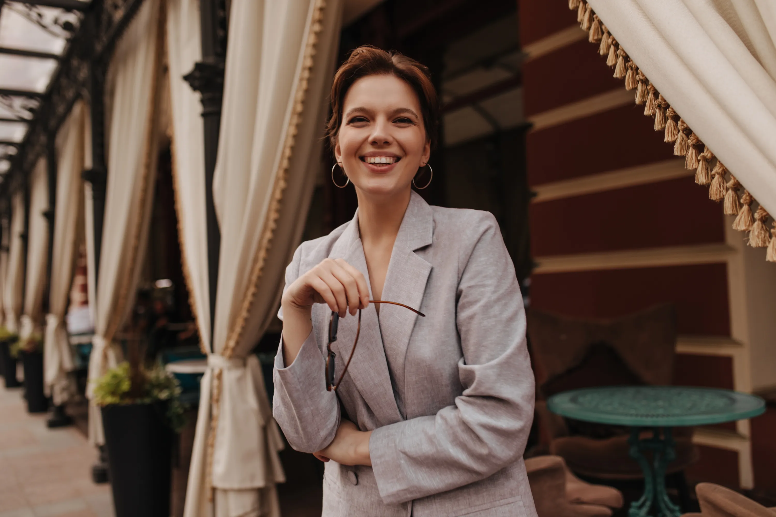 Елегантна жінка дбає про дрібниці