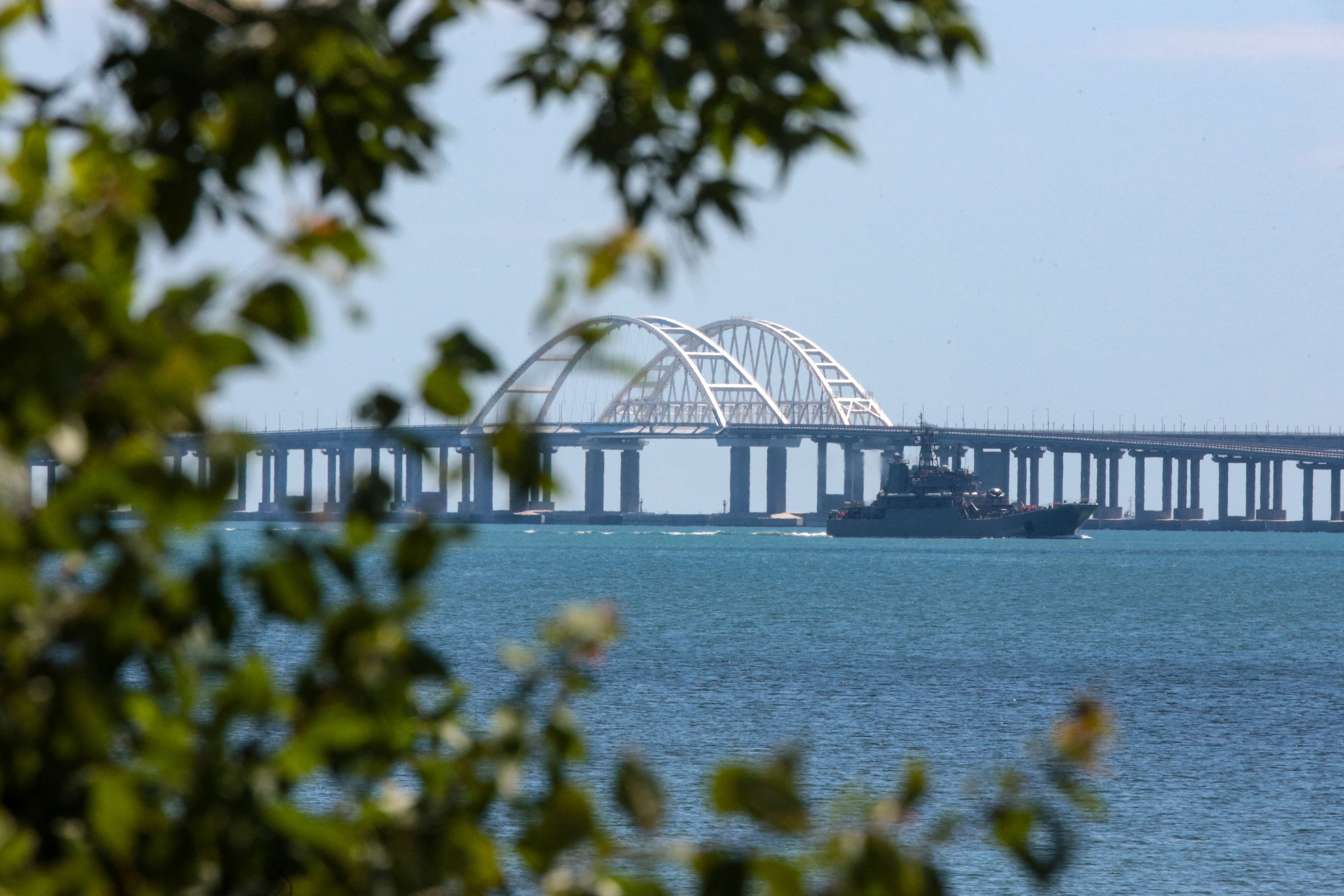 Крымский мост защищают 11 боновых заграждений - спутниковые фото - 24 Канал