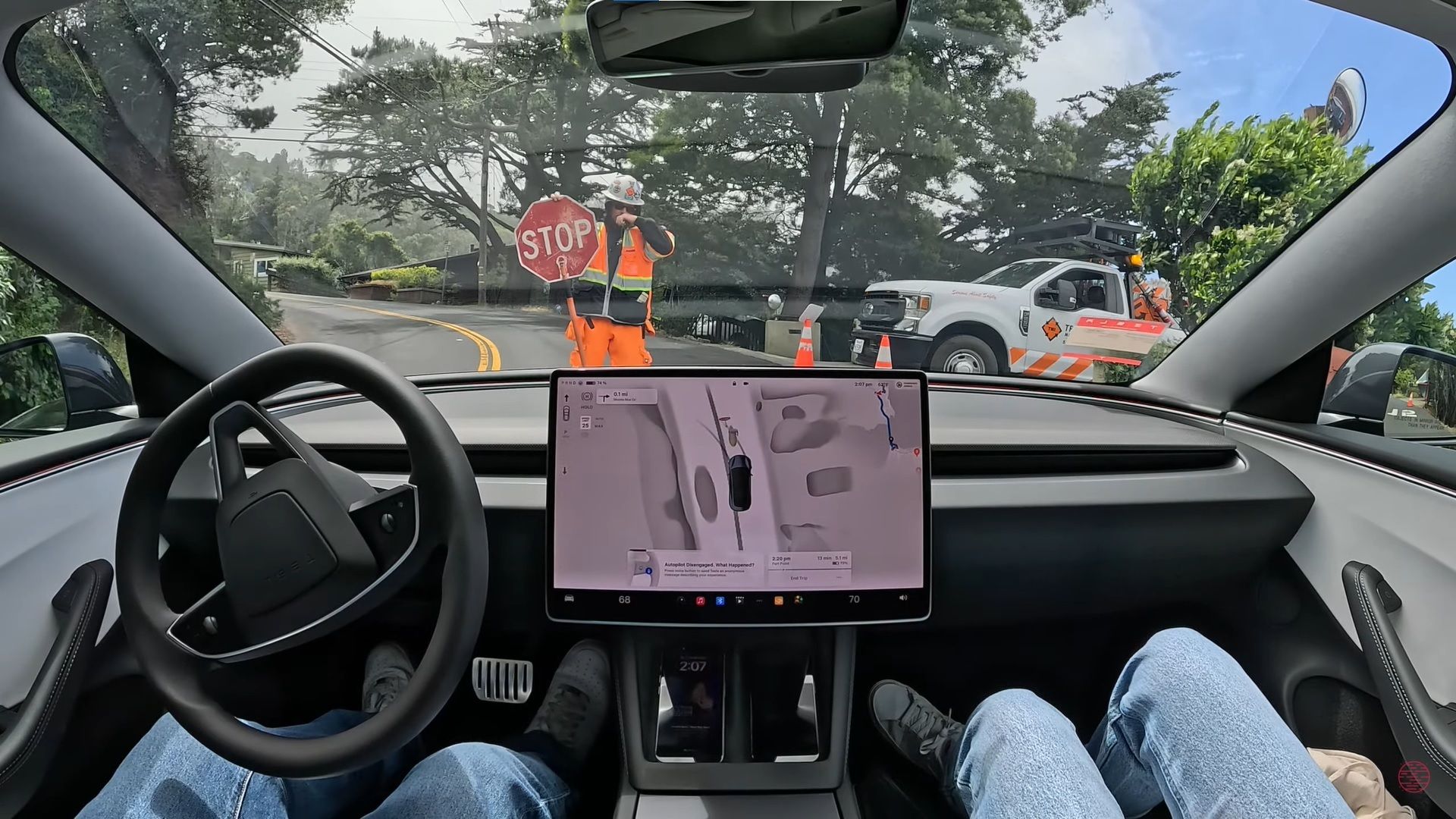 Tesla сбил с толку дорожный работник Tesla сбил с толку дорожный работник