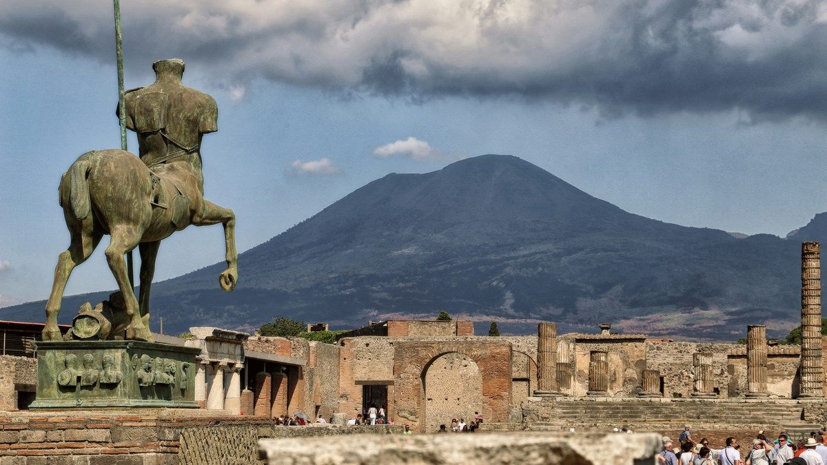 Более 200 человек пережили извержение Везувия Более 200 человек пережили извержение Везувия