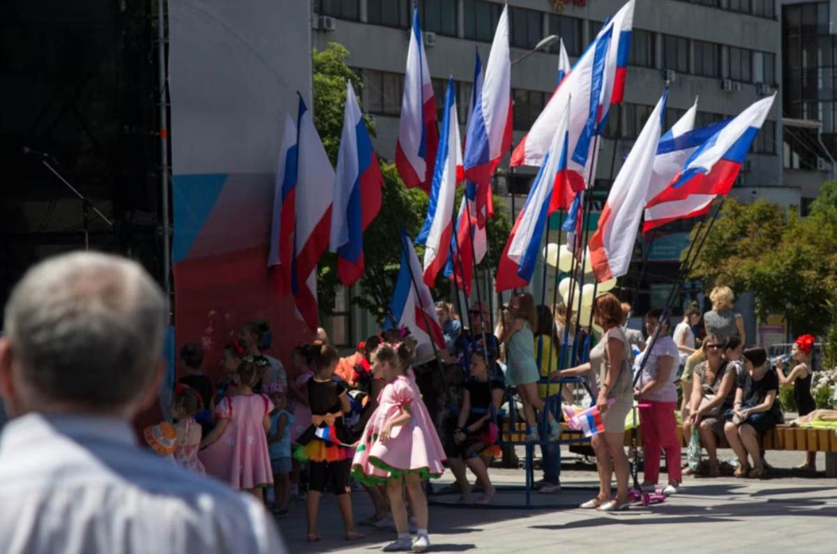 Психологічні комплекси: політтехнолог висміяв, як окупанти святкують "день Росії" Психологічні комплекси: політтехнолог висміяв, як окупанти святкують "день Росії"