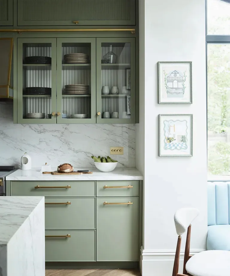 Недвижимость Кухня бледно-зеленого оттенка Шалфейная мебель Кухня бледно-зеленого оттенка