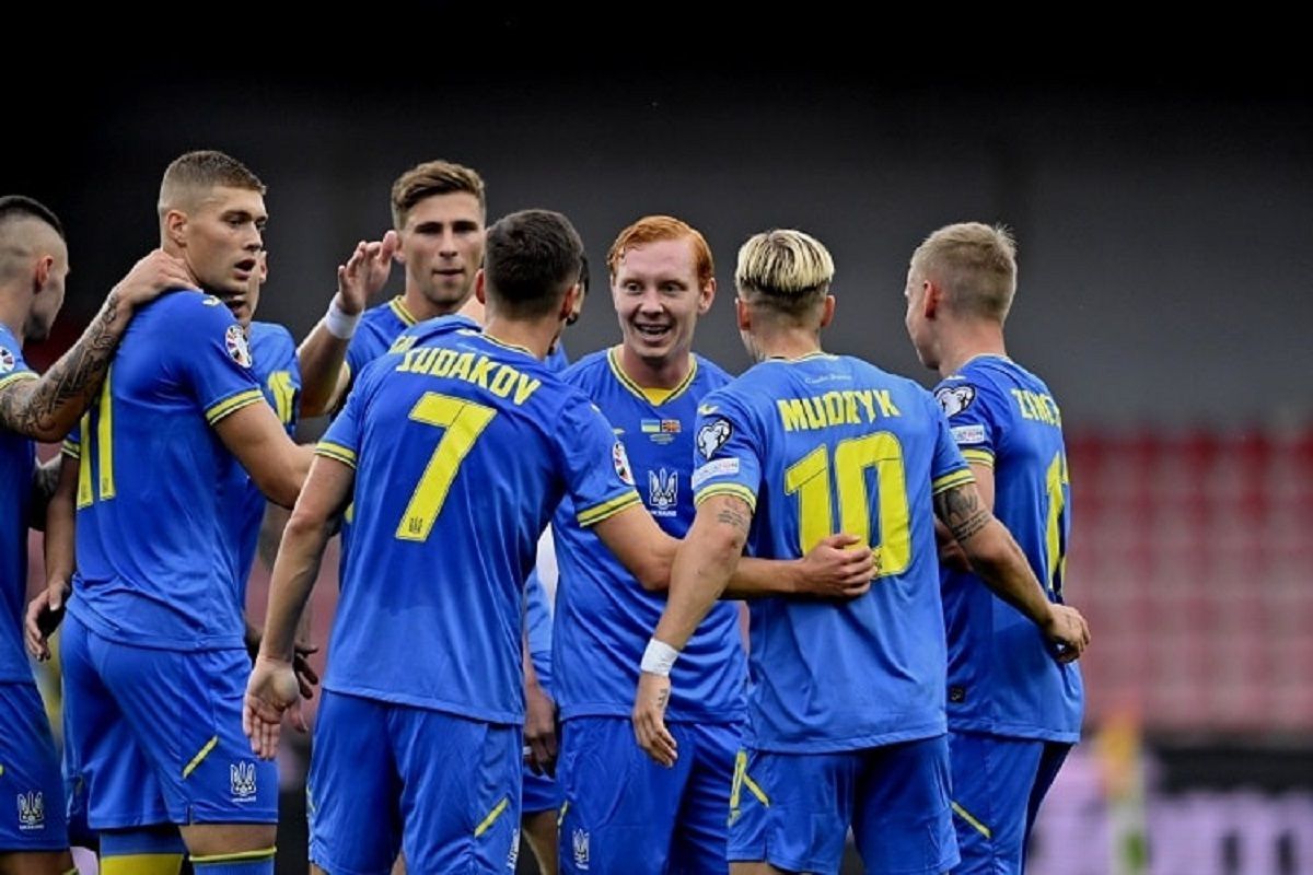 Євро-2024 - як красиво українською назвати хавбека, аут, пенальті, тренера і матч 