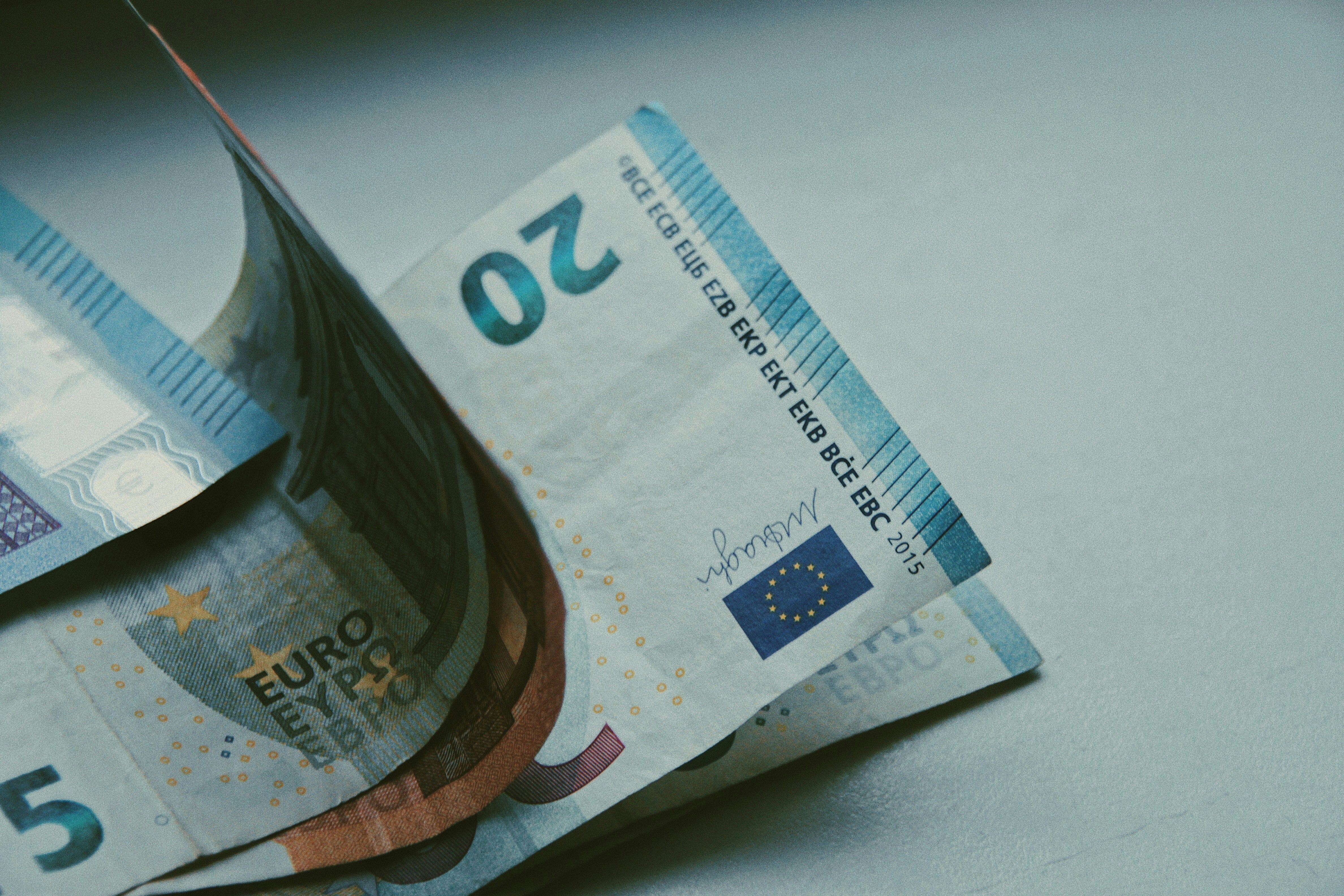 Покупка евро в Украине - какая стоимость в гривнах за 100 евро - прогноз курс на неделю