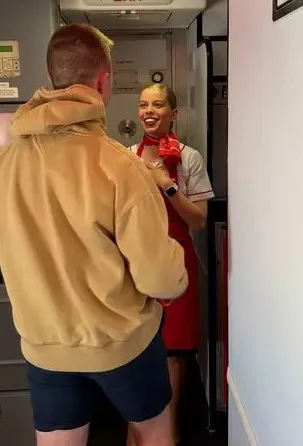 Стефані була просто шокована, коли побачила коханого на борту Стефані була просто шокована, коли побачила коханого на борту