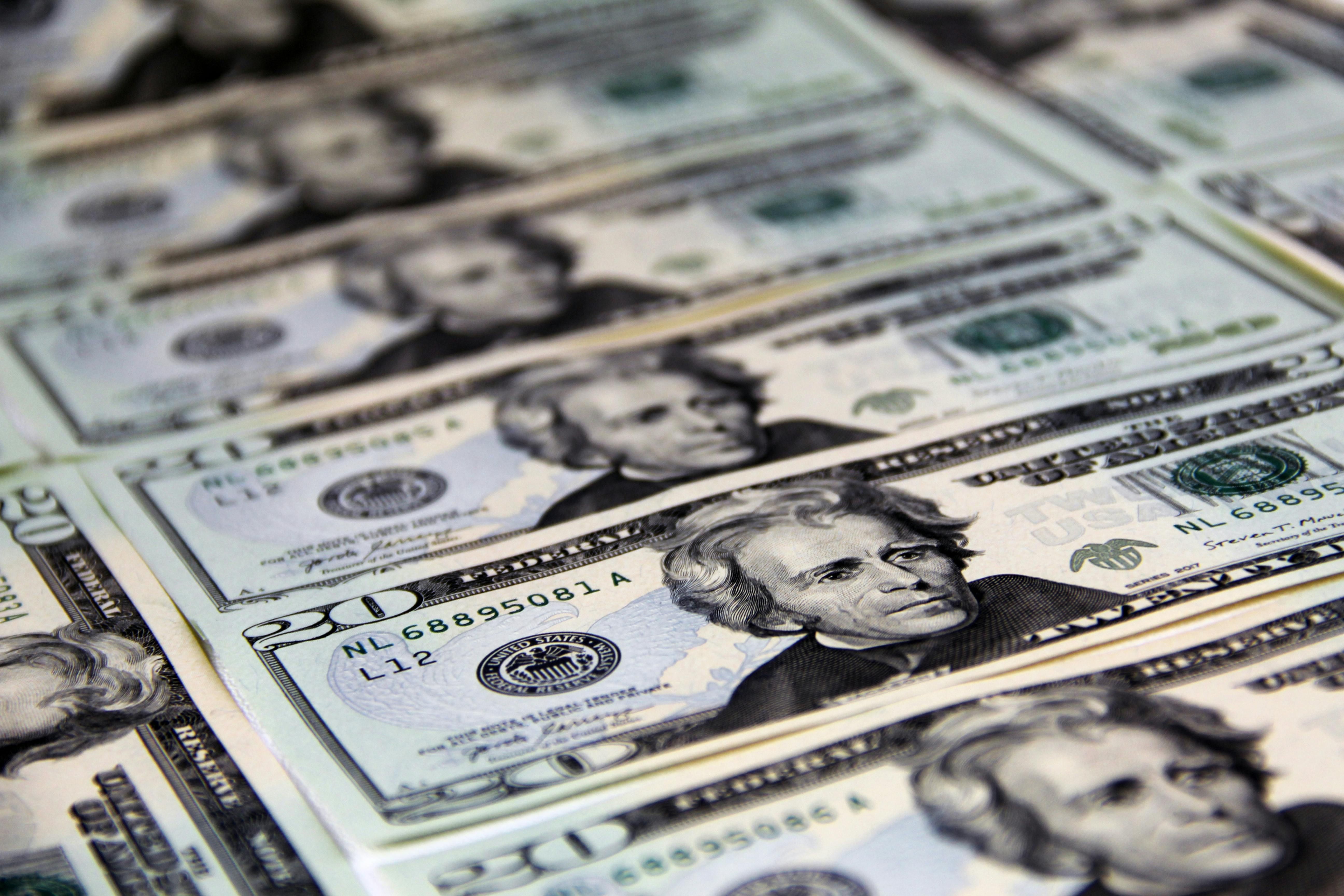Доллар в обменниках подорожал - сколько стоит купить валюту