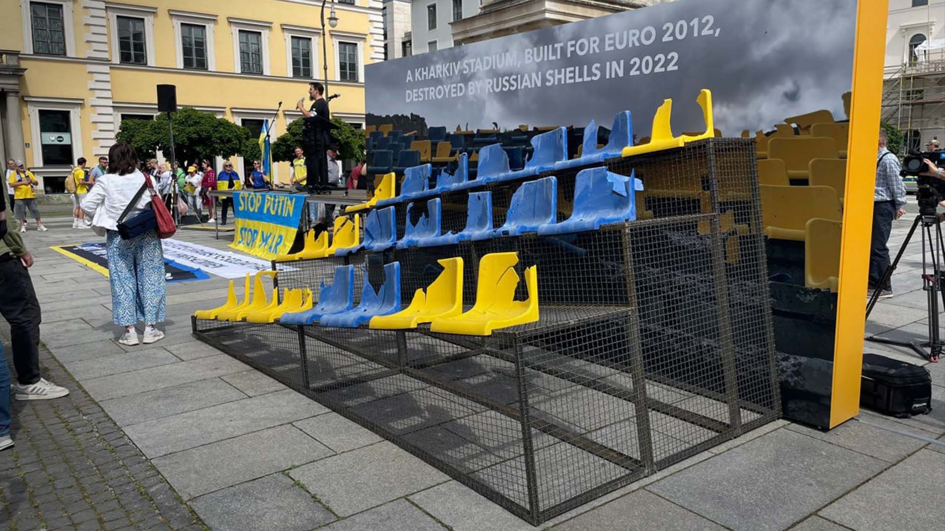 В Мюнхене перед игрой сборной Украины на Евро-2024 установили часть трибуны харьковского стадиона