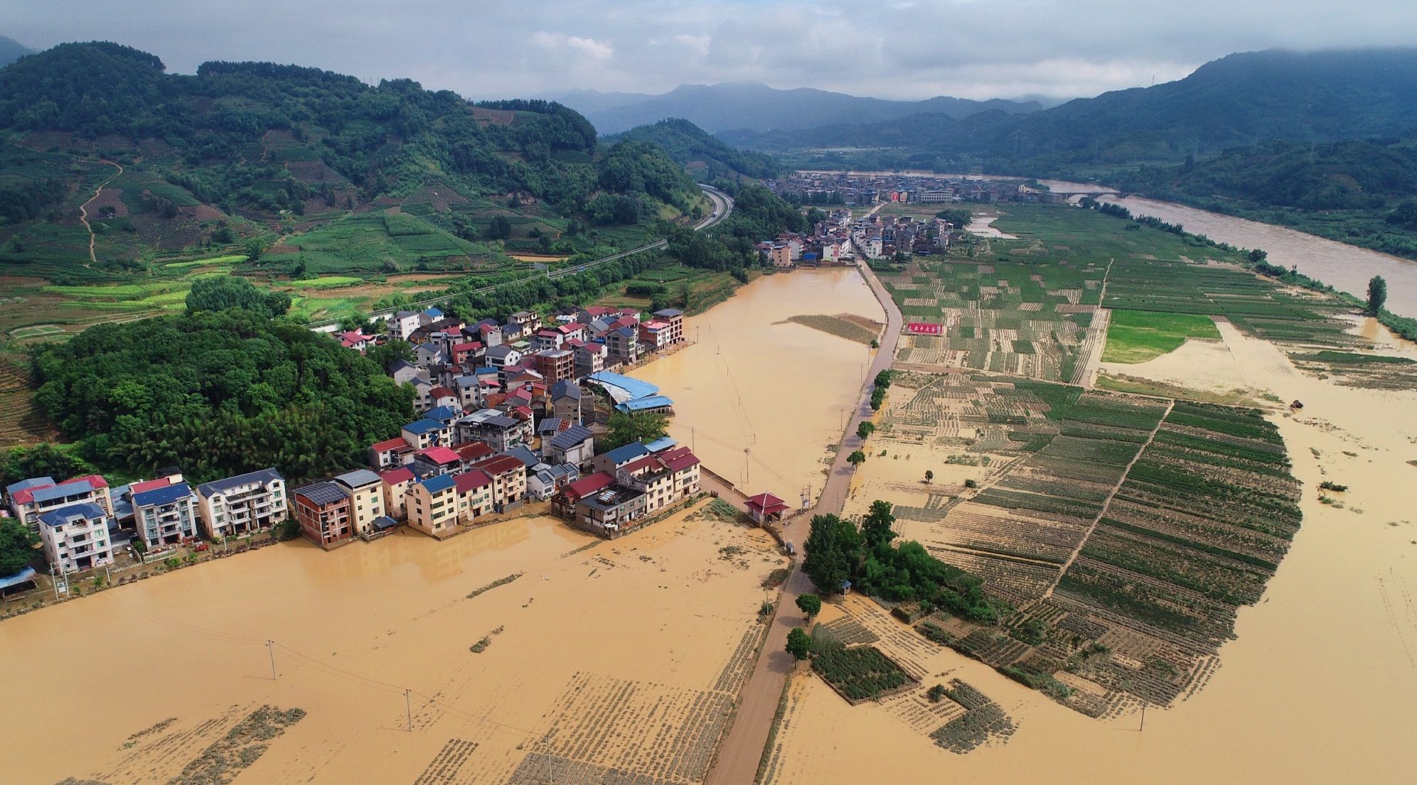 У китайських провінціях вирує повінь