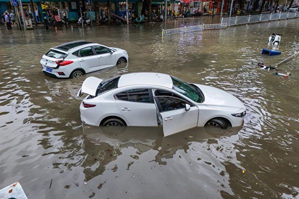 Китай затоплює