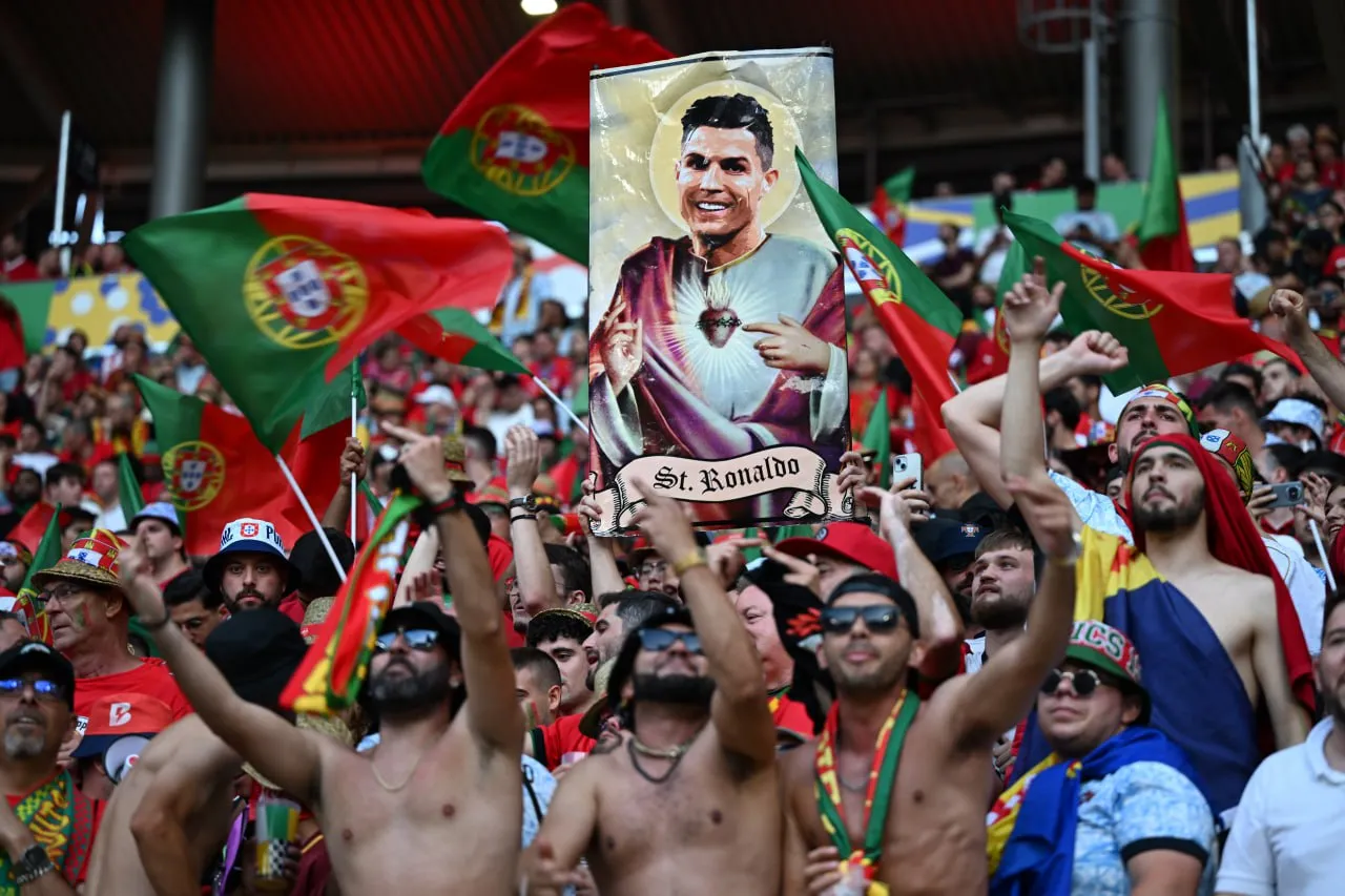 Фанаты на Евро-2024 принесли икону с Роналду