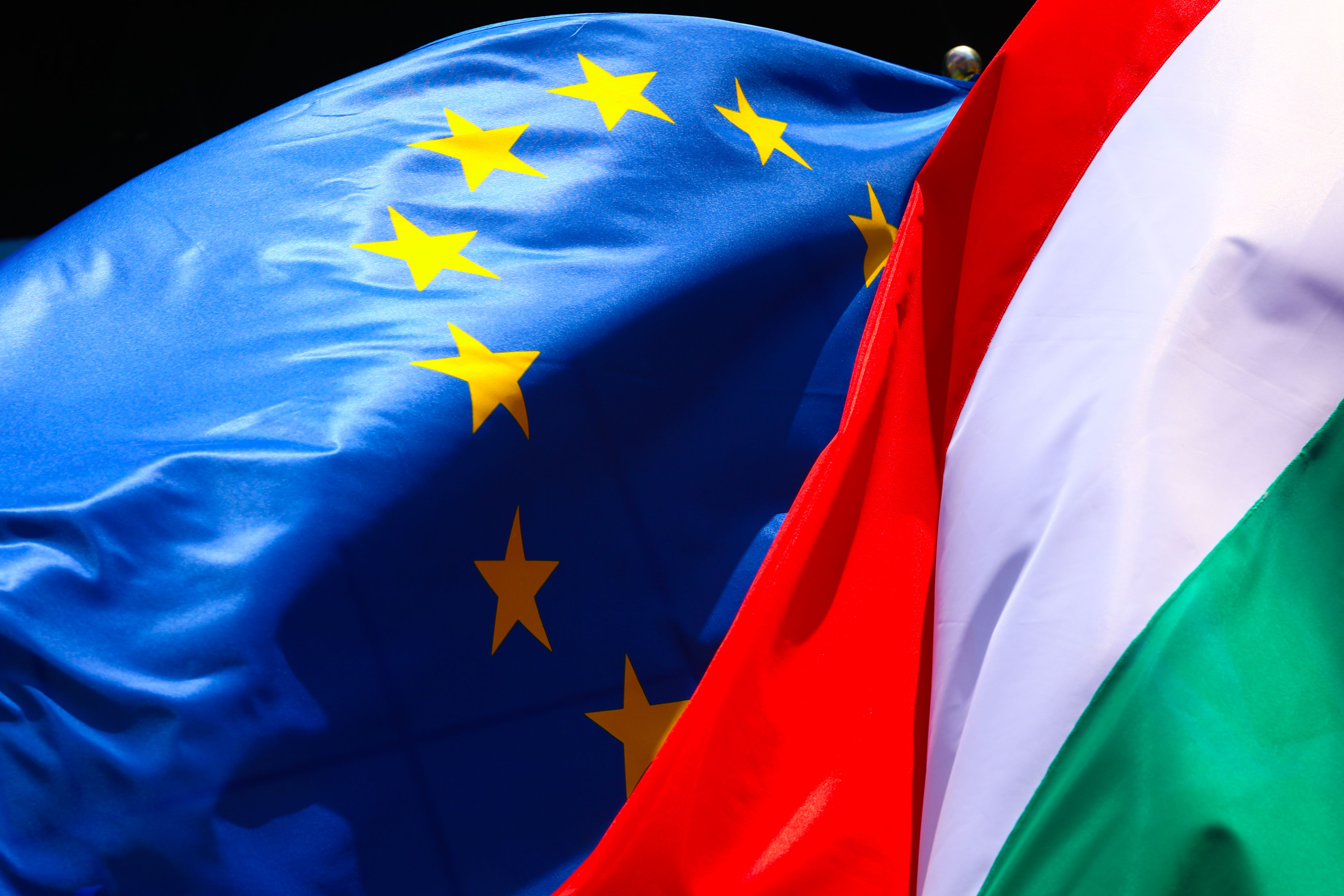 Прапори ЄС та Угорщини