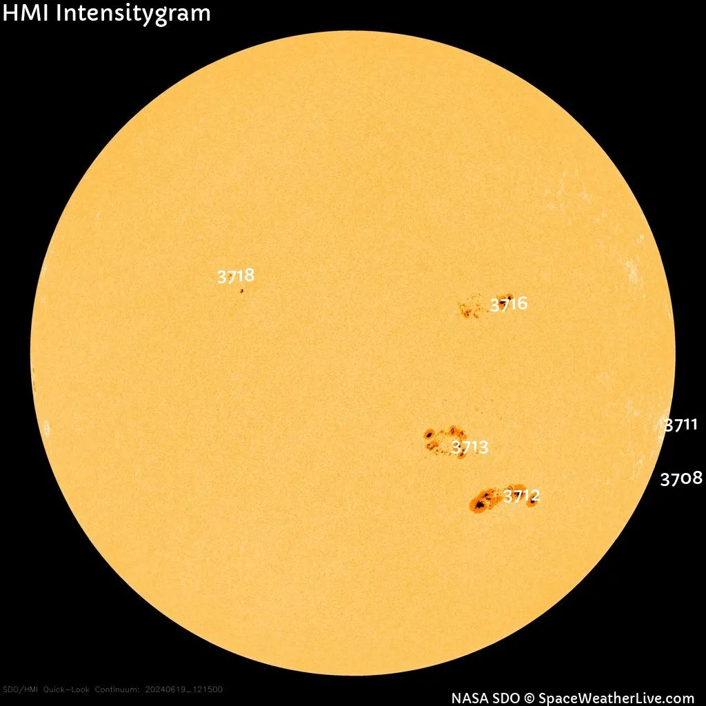 Групи сонячних плям, які видно з Землі