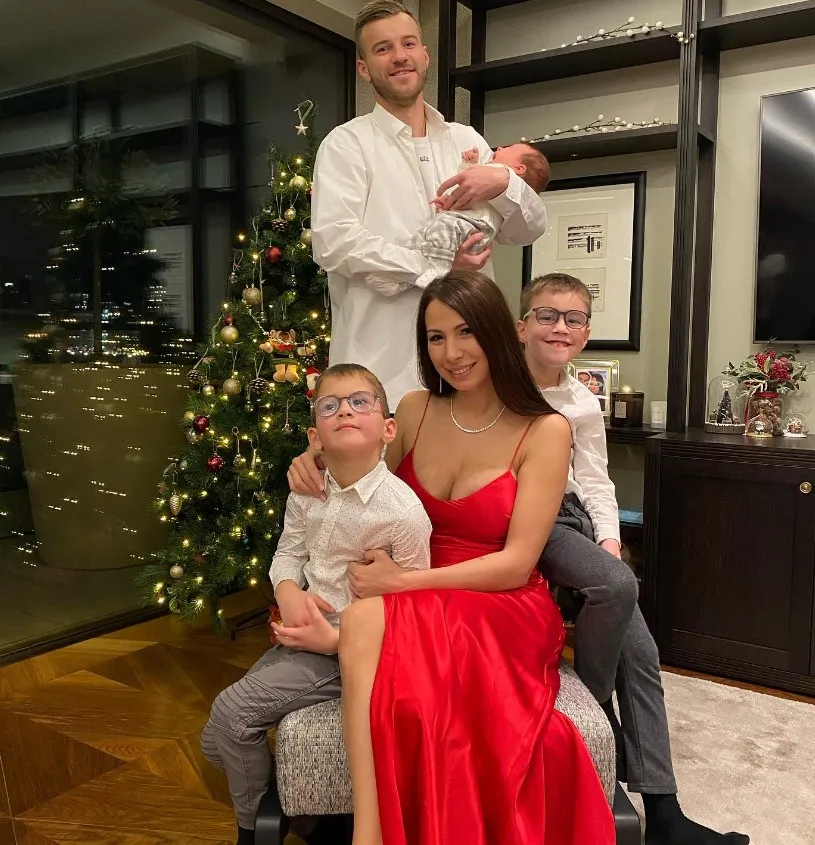 Супруги воспитывают троих сыновей Супруги воспитывают троих сыновей