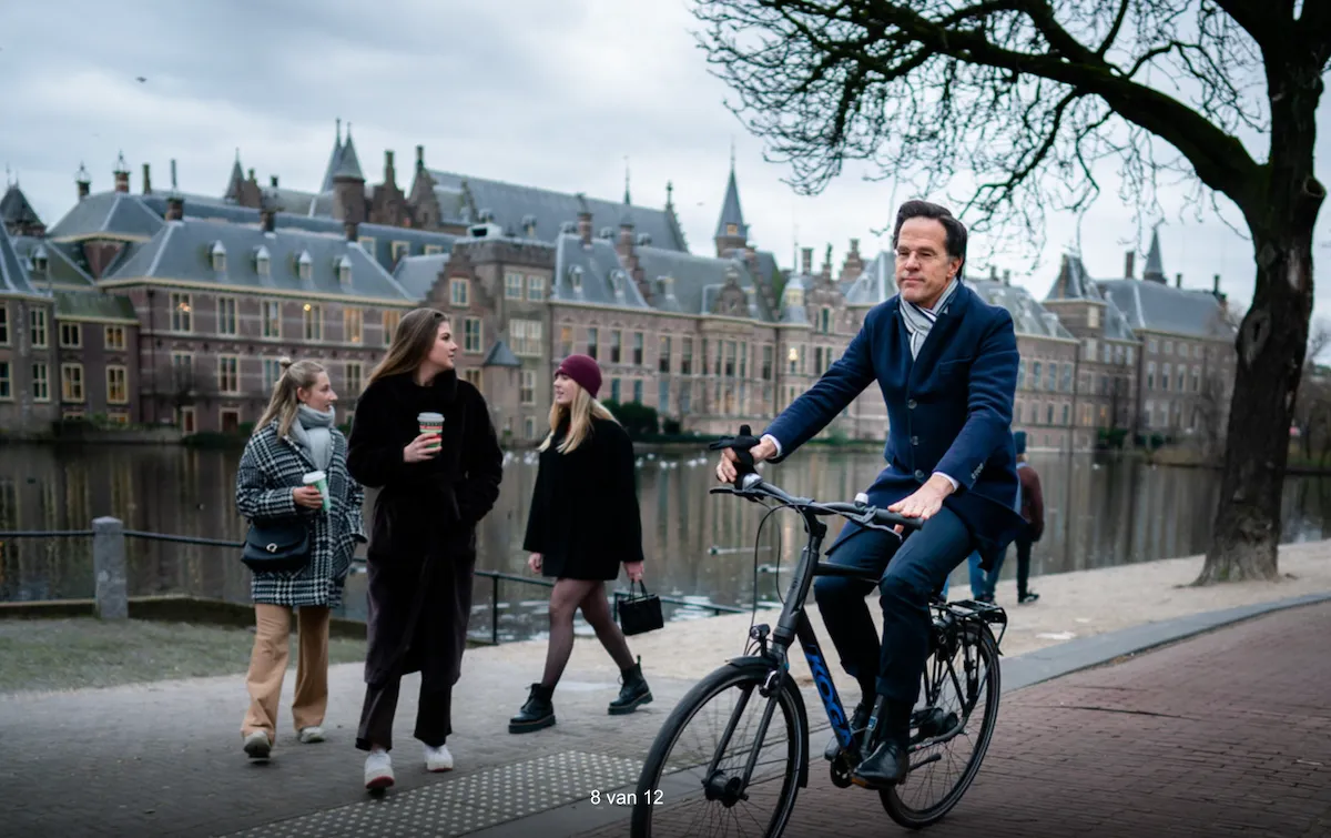 Марк Рютте на велосипеде в Нидерландах
