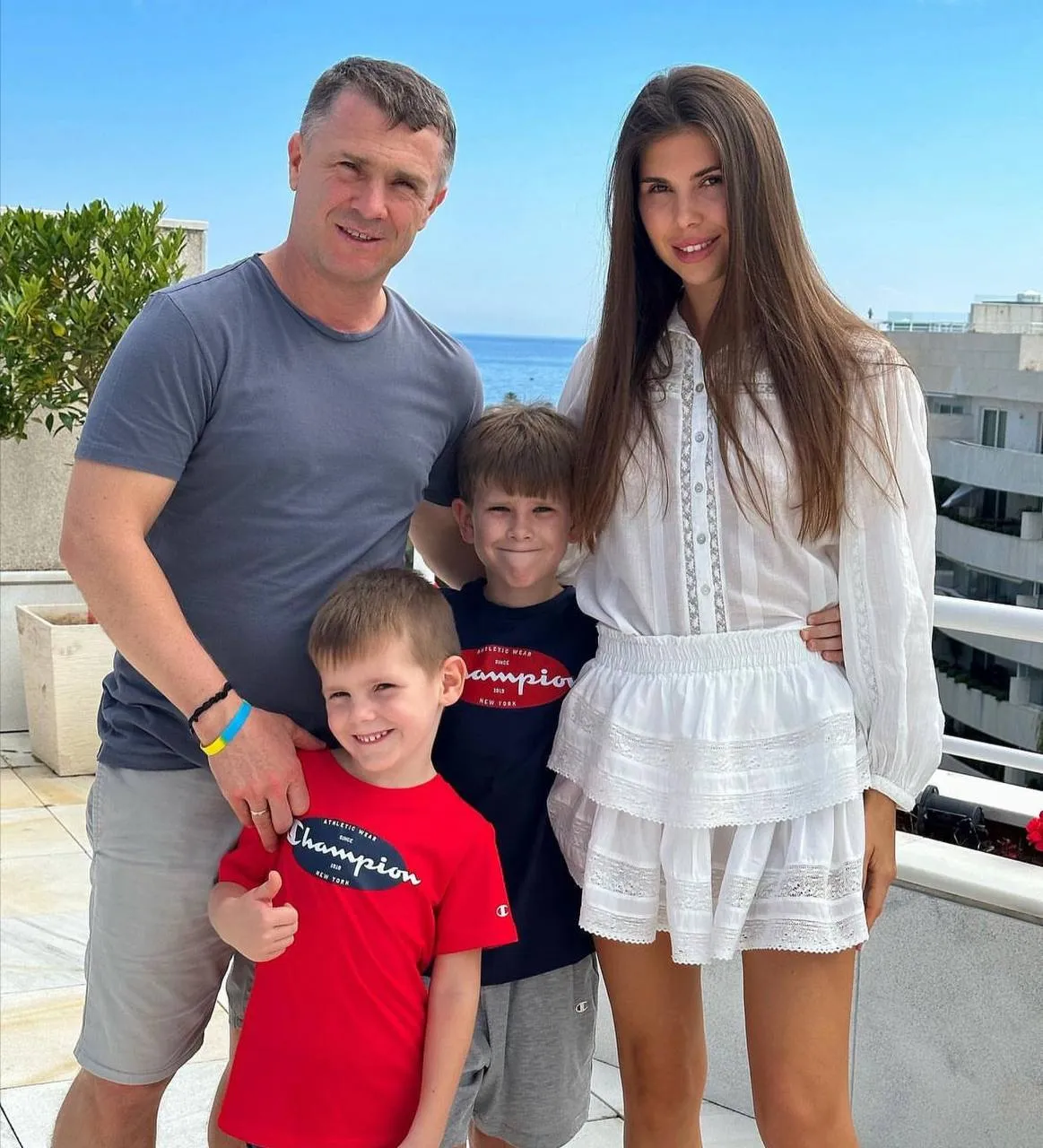 Подружжя виховує двох синів Подружжя виховує двох синів