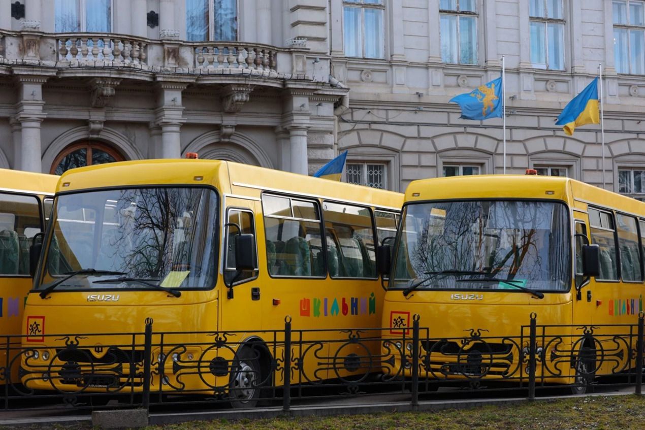 Освіта під час війни - регіони отримали мільярд на закупівлю шкільних автобусів 